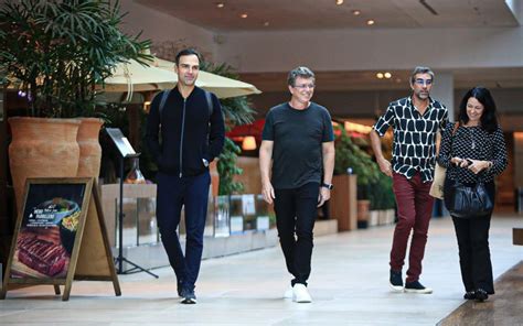 Tadeu Schmidt e Boninho almoçam em shopping do Rio em dia de paredão no