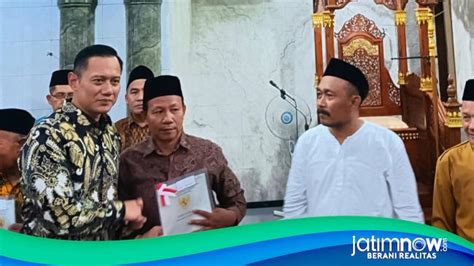 10 Sertifikat Wakaf Diserahkan Di Sidoarjo AHY Ada 2900 Titik Harus