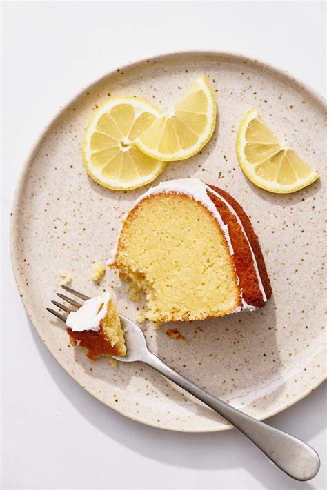 Easy And Moist Lemon Bundt Cake Handle The Heat