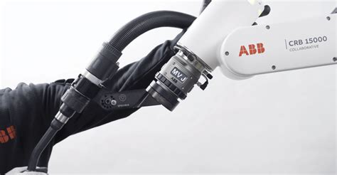 ABB presenta en BIEMH 2024 lo último en tecnología robótica y de