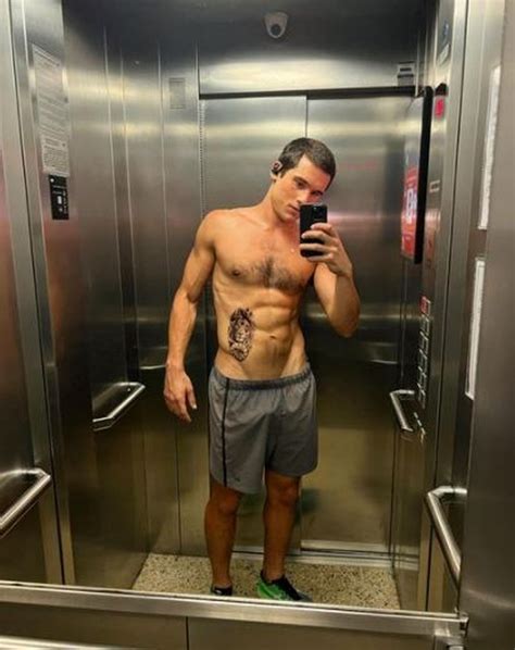 Nicolas Prattes Exibe Tatuagem Na Barriga Em Foto Sem Camisa E