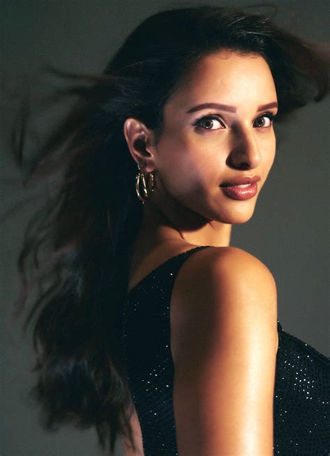 సషల మడయన షక చసతనన యనమల బయట తరపత డమర ఫటల Actress Tripti Dimri Hot