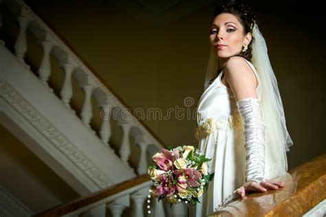 Belle Jeune Fille Avec La Sucrerie De Rouge De Lucette Photo Stock