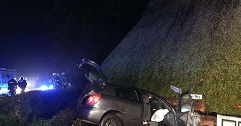 Niemcy Nastolatek zabrał auto ojcu Zjechał z drogi wbił się w dom