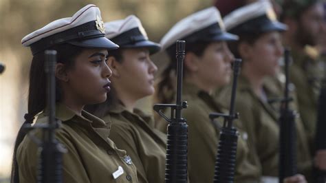 La Primera Mujer En Liderar El Escuadrón De Pilotos En La Escuela De