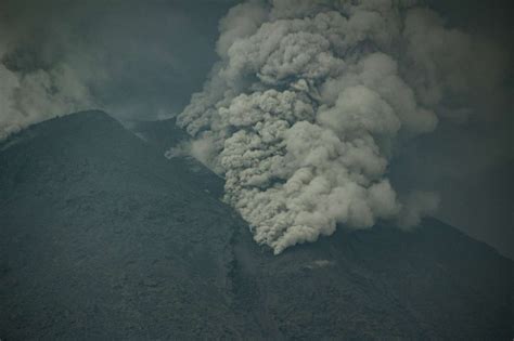 Gunung Lewotobi Laki Laki Flores Timur Kembali Erupsi Berita Merdeka