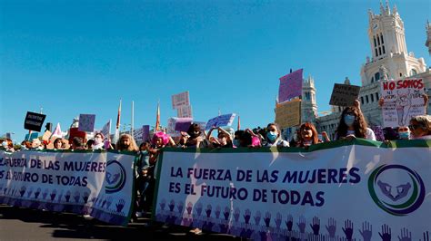 Las Feministas Se Manifiestan Contra La Ley Trans De Irene Montero Y