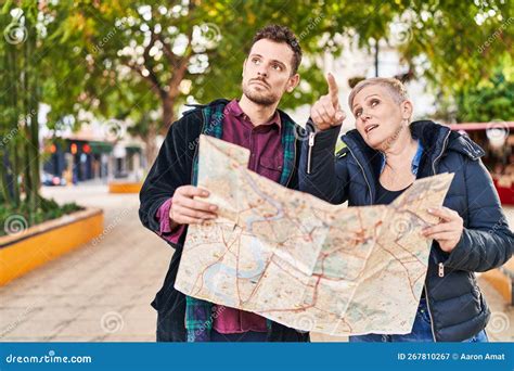 Madre E Hijo Mirando El Mapa De La Ciudad Parados Juntos En El Parque