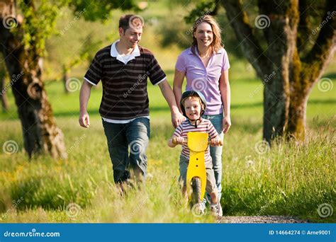 Familia Que Tiene Una Caminata Al Aire Libre En Verano Foto De Archivo