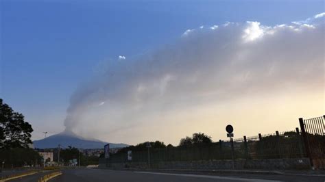 La Erupción Del Volcán Etna Se Intensifica Con La Expulsión De Lava Y Una Columna De Humo De