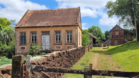 VEJA ESSE BELÍSSIMO CASARÃO ABANDONADO DE 1926 E A HISTÓRIA DO TIRO NO