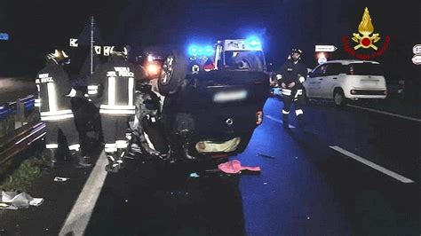 Due Ragazzi Morti E Tre Feriti Gravi In Un Incidente Sulla Pontina L