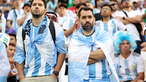 Daniel Alves é detonado pela torcida argentina na Copa do Mundo