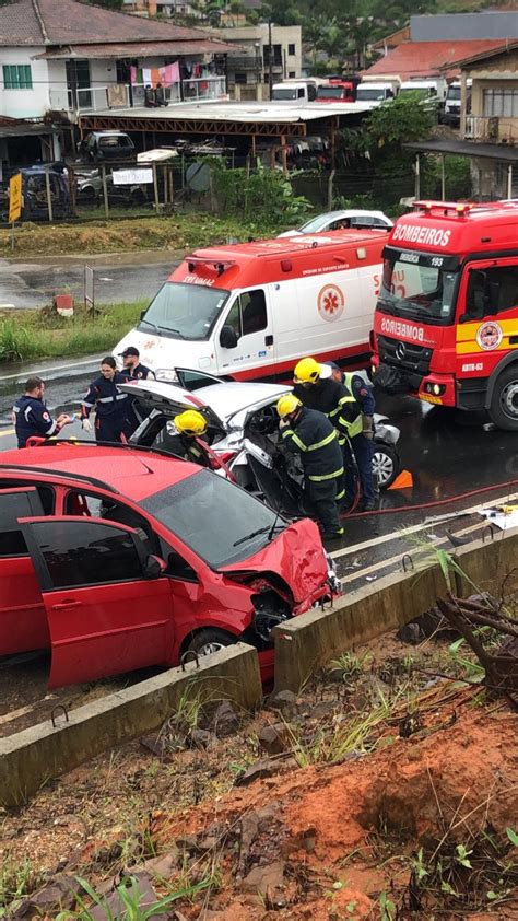 Acidente Entre Dois Carros Deixa Feridos Na Br Em Gaspar