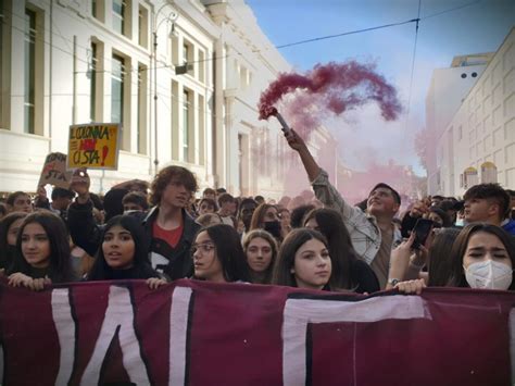 Roma Studenti In Piazza Riprendiamoci Il Nostro Futuro Confinelive