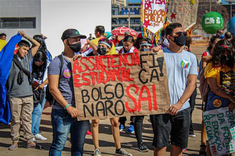 Manifestantes vão às ruas em todo o país em defesa da Educação Pública