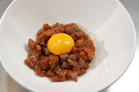 Tartar de atún con yema de huevo soja y aceite de trufa Carta Total