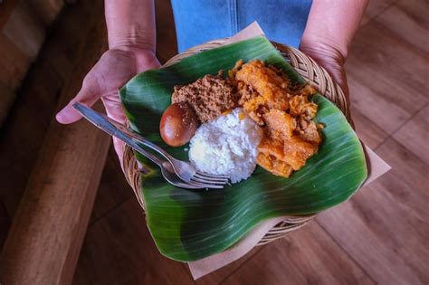 Un Plato De Comida Tradicional Indonesia Llamada Nasi Gudeg Foto Premium