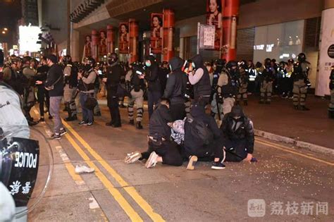 武汉男子被香港暴徒割喉？港警回应初二晚暴力事件 搜狐大视野 搜狐新闻