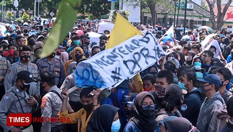 Demo Tolak Uu Cipta Kerja Di Gedung Dprd Majalengka Memanas Times