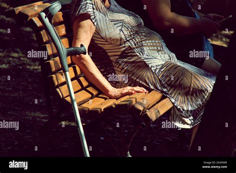 Vieille Dame Assise Sur Un Banc En Bois Banque De Photographies Et D