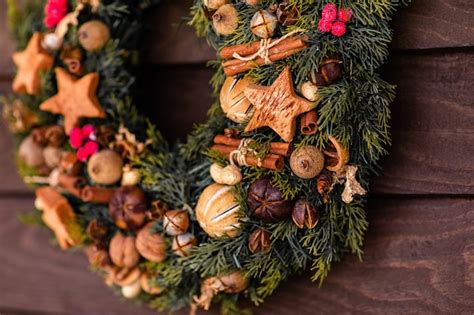 Guirlanda De Natal Tradicional Feita De Ramos De Pinheiro Foto Premium