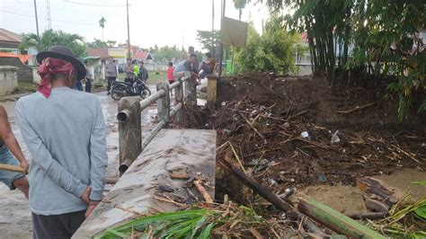 Sungai Meluap Dipenuhi Sampah Jembatan Hepuhulawa Nyaris Ambruk