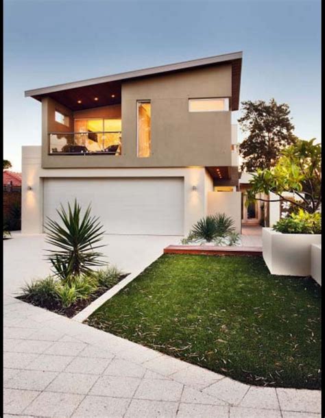 Fachada De Casa Con Techo Inclinado Y Garage Doble