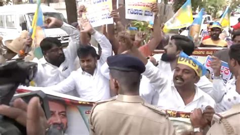 Karnataka Supporters Of Dk Shivakumar Hold Protest Against Bjp Leader