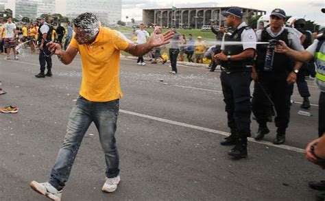 Confronto entre policiais e manifestantes 15 03 2015 Política