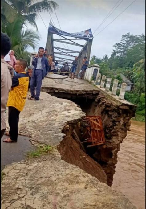 Banjir Di Bayah Sebabkan Oprit Jembatan Cimadur Legon Jebol Arus Lalu