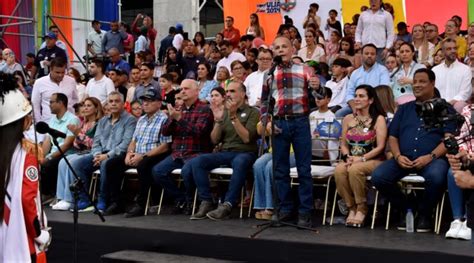 Desbordada De Alegr A Color Y M Sica De Julio Por El Gran Desfile De