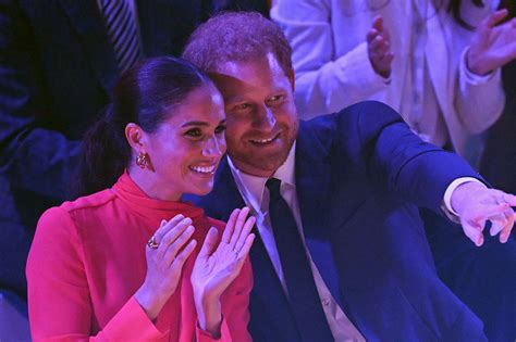 Harry Et Meghan Couple Amoureux Et élégant Sur Deux Clichés Inédits