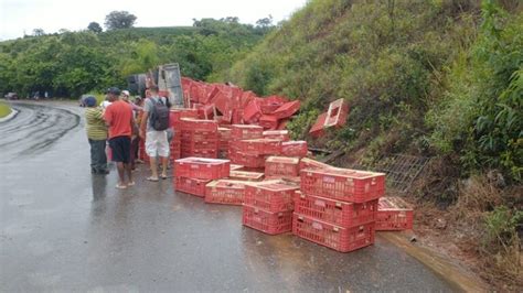 Caminh O Carregado Frangos Tomba Na Br Pr Ximo Ao Trevo Da