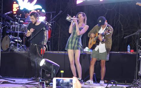 Jenny And The Mexicats La Rompen En Festival Chelero El Sol De San