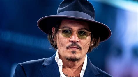 Johnny Depp reapareció en público usando un bastón