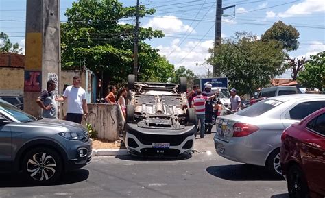 Taxista Fica Ferido Ap S Capotar Ve Culo Na Avenida Gil Martins Em