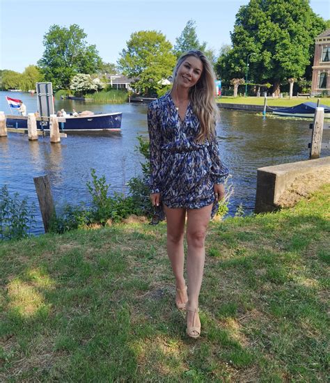 FOTO: Anouk Hoogendijk deelt verleidelijke lingeriefoto op Instagram
