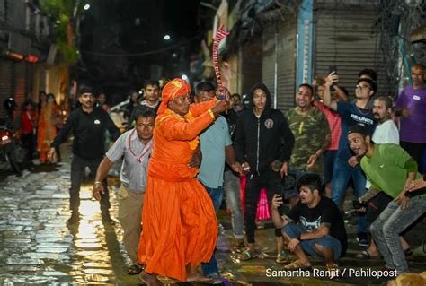 दैत्यको संहार गर्न टोलटोलबाट खड्ग बोकेर निस्किए पाया