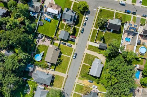 Vista aérea da área residencial de pequenas ruas de uma pequena cidade