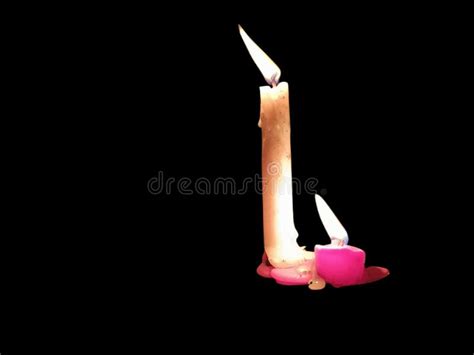 Duas Velas Em Chamas Sobre Fundo Preto Foto De Stock Imagem De Fundo