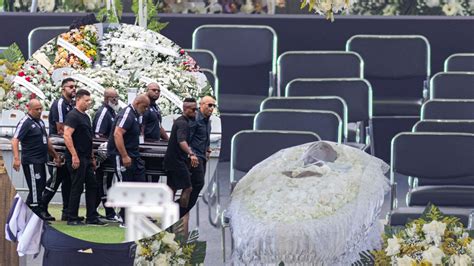 Foto O corpo de Pelé foi velado no estádio do Santos nesta segunda