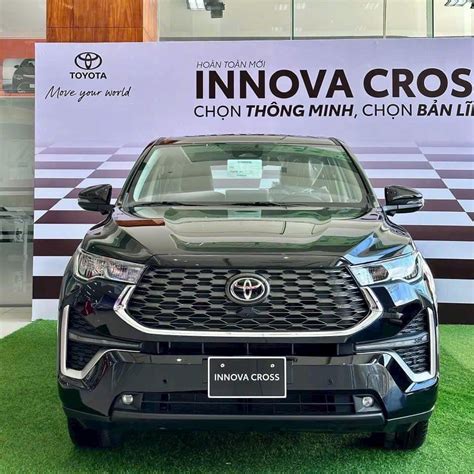 Giá xe Toyota Innova Cross lăn bánh tháng 1 2024 Giảm giá để kéo khách