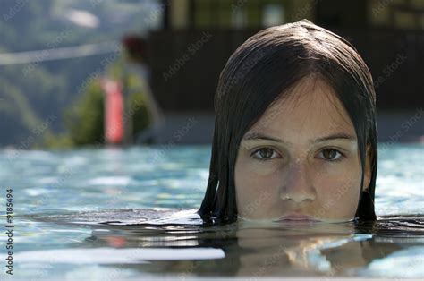 Mädchen Steht Das Wasser Im Freibad Bis Zum Mund Stock Foto Adobe Stock