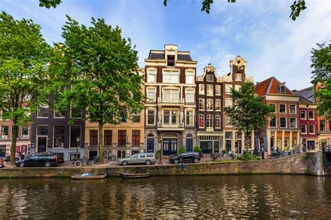 AMSTERDAM LOS PAÍSES BAJOS 10 DE JUNIO DE 2014 Fachadas Hermosas De