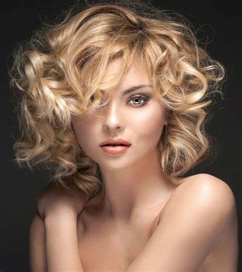 Blonde stufige Lob Frisur mit großen Locken Bob Frisuren mit Locken