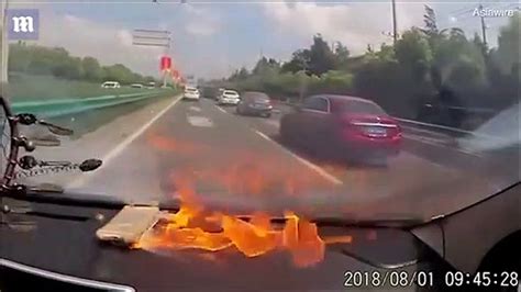 Son téléphone prend feu dans sa voiture en pleine route Terrifiant