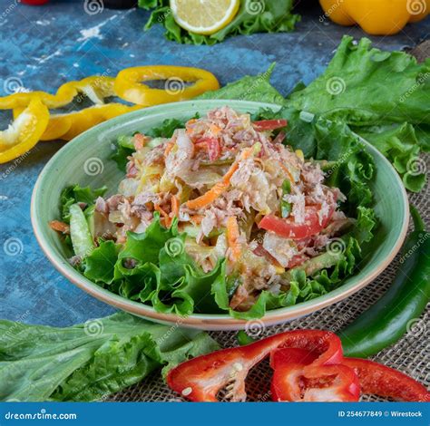 Ensalada Sabrosa Con Verduras Servidas Con Lechuga Y Aderezos Imagen De