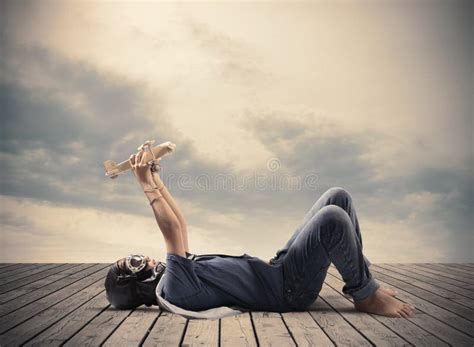 Muchacho Joven Que Juega Con El Aeroplano Del Juguete Foto De Archivo