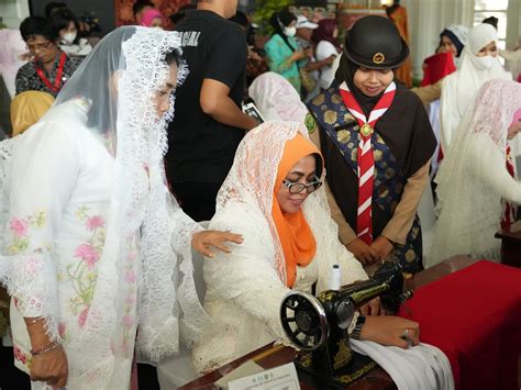 Misnarni Syamsuar Jahit Bendera Merah Putih Kenang Fatmawati Soekarno